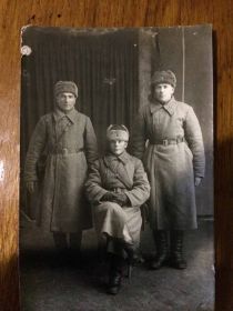 Может  у кого из потомков этих солдат сохранились такие -же фотографии,пускай свяжуться  с нами! К сожалению я не знаю  военных ,которые находятся рядом с дедом.