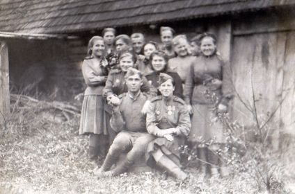 Иван Тимофеевич (первый слева в первом ряду) с однополчанами в Лимбажи (Латвия) 24 октября 1944 года