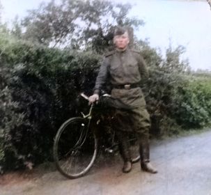 Россинский Григорий с велосипедом. Германия