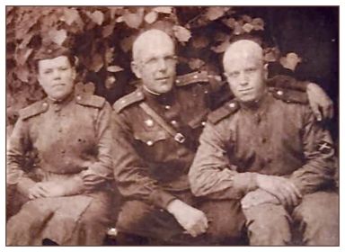 Фото с однополчанами во время войны
