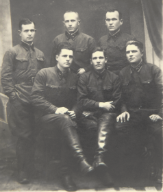 Однополчане отца (сидит первый слева).  38-я легкотанковая бригада, на основе которой в марте 1941 года была сформирована 41-я танковая дивизия.