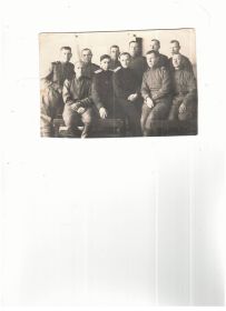 Астафуров Сергей Ильич (в цетре слева) среди однополчан в январе 1944г.  во время службы в г. Снмёнове Нижегородской области