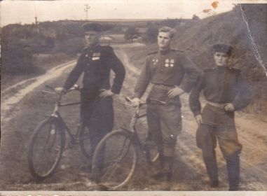 Шабуня Василий Иванович, сержант 900 ап, (слева), Соболевский Николай Георгиевич, сержант 900 ап, (в центре) и Ковалев Иван Алексеевич, рядовой 900 ап (справа)
