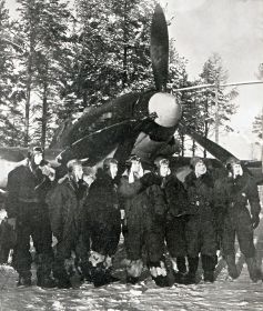 группа лётчиков-штурмовиков 957 ШАП, третий справа В.Ф. Захаров, четвёртый – комэск А.А. Ефанов