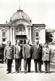 Черновцы 1989 г: Слева направо Сницарь Г.И., Евстигнеев И.А, Быковский Дмитрий Александрович, Проводенко П.А, Якунин Иван Исаевич