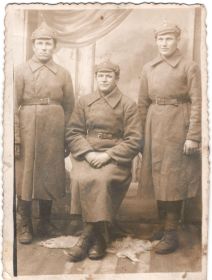 Первый слева-Золотарь Сергей Павлович 1906 г.р..Красная армия.