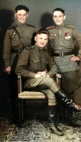 Отец с однополчанами Александром Ножкиным и Михаилом Егоровым, май 1945 г.