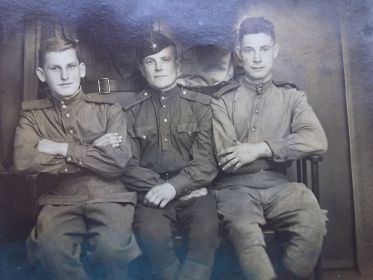 Малышко М.Ф. с однополчанами Анатолием и Николаем (г. Вена, 29.07.1945 год)