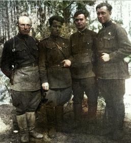 Солдаты 97-й (343-й) гвардейской стрелковой дивизии. Слева направо: Безухов И. Г., Борозенец, Сааков, Кирев.