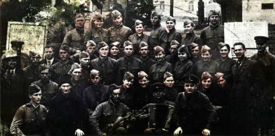 Хор и артисты самодеятельного ансабля 97-й (343-й) гвардейской стрелковой дивизии.