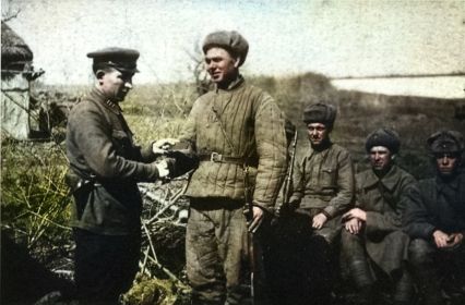 Ткаченко А. К. вручает партийный билет перед боем одному из участников Сталинградского сражения. Сентябрь 1942 г.