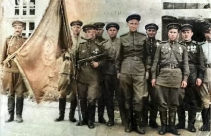 Солдаты и офицеры 97-й гвардейской стрелковой дивизии у знамени. Австрия 1945 г.