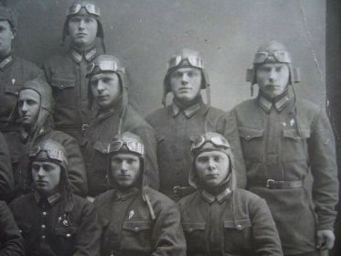 Фотография из интернета, на которой  я узнала отца - Жогова Л. И. (справа в нижнем ряду).   Если кому-то знакомы  курсанты на фото, отзовитесь!
