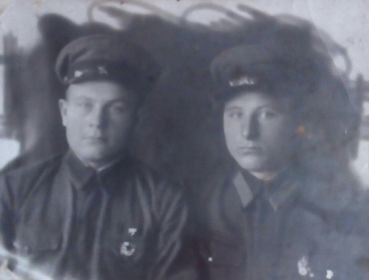 Алпеев Иван Демьянович (слева) с однополчанином (к сожалению имя и фамилия не известны). Может кто -  то узнает своего родственника.