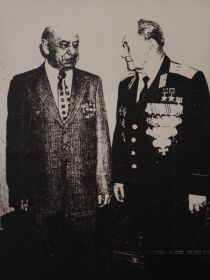 Бегельдинов Талгат Якубекович, Дважды Герой Советского Союза (справа)