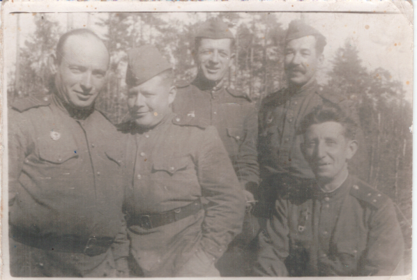 Имена однополчан, изображенных на фотографии мне не известны. Снимок 1945 г. Никольский И.Д. во втором ряду крайний справа