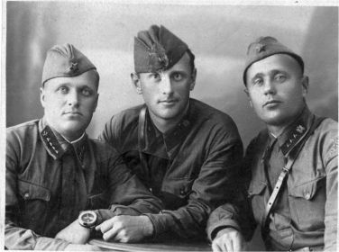 Башлыков Н.В с товарищами в августе 1941 г. мл. лейтенант Сытин и мл. ветфельдшер Торочков . Снимок из г.Вологда