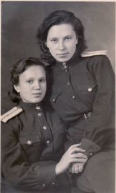 Две неразлучные  подруги - Тая Левина и Логинова Тая