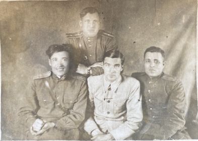 1947 год г.Комсомольск-на-Амуре (слева направо сидят: лучший друг Петр Васильевич Черный, Евгений Гриднев,Василий Автаев)