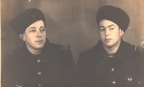 Шпынёв В.Ф. с другом Владимиром Рыжовым. 9 мая 1947 г.