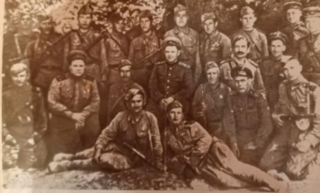 Командир бригады Л. В. Косоногов (шестой справа)