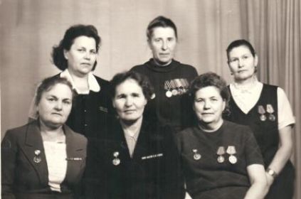 Фронтовые подруги, встреча 1965г., верхний ряд справа налево Некрасова В.А.