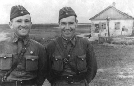 Ф.Ф. Дудник (справа) со своим другом, команд. звена 81-го дальнебомбардировочного полка, будущим дважды Героем Советского Союза П.А. Тараном. Снимок сделан на советско-германском фронте в августе 1941
