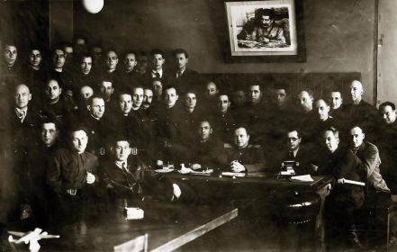 Директор завода № 22 генерал-лейтенант Окулов В.А.(в центре за столом) с руководителями предприятия. 1940-е