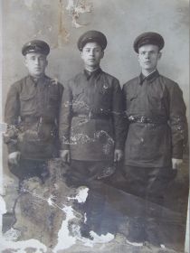 Курсанты(?) Пуховичского военного училища И.Вавилин - справа