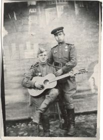 Буков Николай и Дадабаев Карим. Фотография была сделано 7 ноября 1945, Румыния, г.Факшаны.