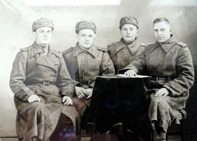 Слева направо (имена отсутствуют): Чернишев (Чернышев?), Точилкин, Горбачев, Саенко П.К. Фото 28.01.1946 г.