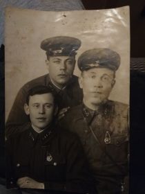 второй ряд: Бабьяк Гр.Гр.(1915 г.) первый слева направо; Шевченко П.И. (1915 г .)второй слева направо. г.Днепропетровск, 20 марта 1940 года