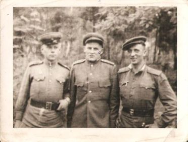 Фюрстенвальд . октябрь 1945г. 389  отдельный полк.Слева направо Абрамов Ефим, Комичев Дмитрий, Киреев Дмитрий Иванович.