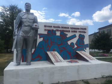 Памятник погибшим ВОВ в школьном дворе пос. михайловка