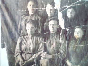 Анна Никифоровна внизу 1-я слева направо. мужчина рядом, возможно, Самарчев Андрей Павлович (1918г.р.) - инженер-капитан