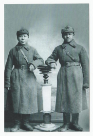 Манкеев Ботай (на фото слева)