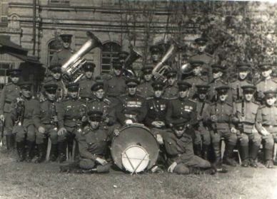 С руководящим составом и оркестром Томского военного пехотного училища