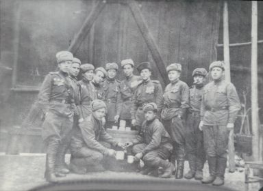1945 год г. Будапешт, слева направо: первый Евстигнеев И.А, шестой -командир миномётного расчёта 145 гсп гвардии сержант Новичков Пётр Алексеевич