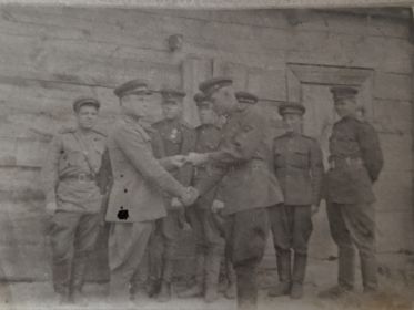 Майор Говоров вручает орден Майору Андрееву. Г.Ковель 10.5.1944