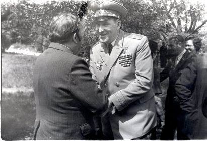 Дружеское рукопожатие с однополчанином Генерал-майором Осадчиевым А.Д. 8-Мая 1979 год  г.Севастополь