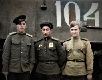 слева - гв. ст. лейтенант Попов Андрей Иванович , в центре - Джураев Тураб