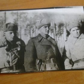 Аганичин Иван Григорьевич слева и  Вальчиковский Иван Иванович в центре