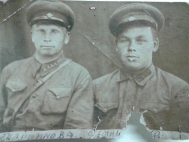 Старшина Макаренко В.А. (на фото слева).