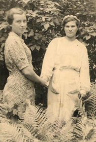 Надпись на обороте фото: "Надя Наумова, Маша Балдина ХППГ-2236, г. Вена 1945г."