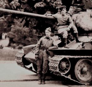 Фрагмент фото. Германия 1 августа 1945г., справа - налево: старшина Владимир Болтунов, гв. старшина испытатель  Борис Михеев.