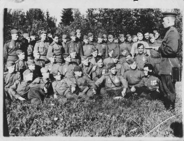 Участники собрания комсомольского актива 7-й бригады. Выступает гв. капитан Аксенов С.И. Июнь 1944г, р-н Ладейное поле.