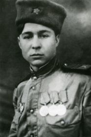 Шиняев Владимир Егорович, 1924 г.р. Гвардии сержант. телефонист 4-й батареи того же полка 56-й гвардейской дивизии.