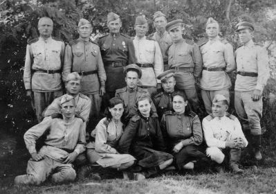 На обратной стороне фотография надписана: Бардыш, Горкун, Чебонько, Пузанов, Кривошеенко, Заславский, Архаров, Броня, Илюшенко.
