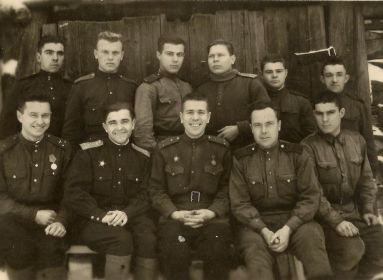 Декабрь 1943г., аэродром Максашиха, Второй Прибалтийский Фронт (на фото первый слева, нижний ряд)