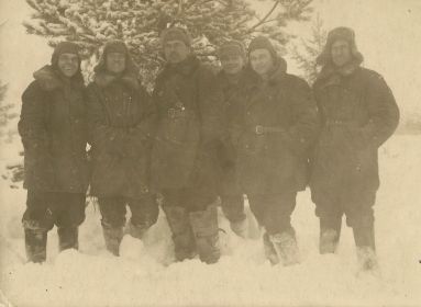 16 февраля 1942г., аэродром Макаров, Северо-Западный Фронт (на фото второй справа)